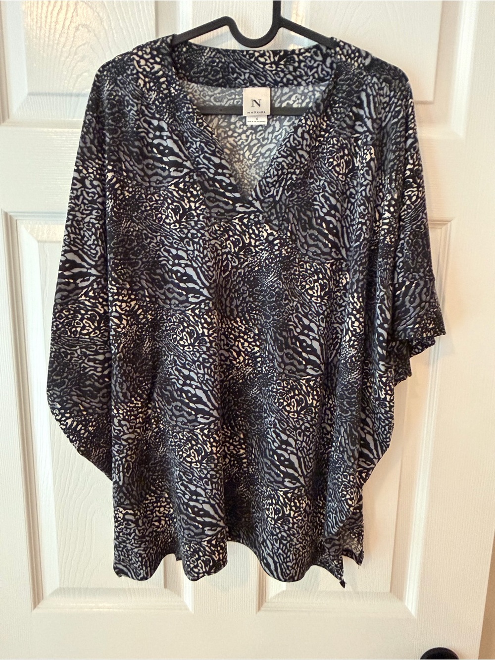 N Natori Black & White Animal Print V-Neck Women's Top